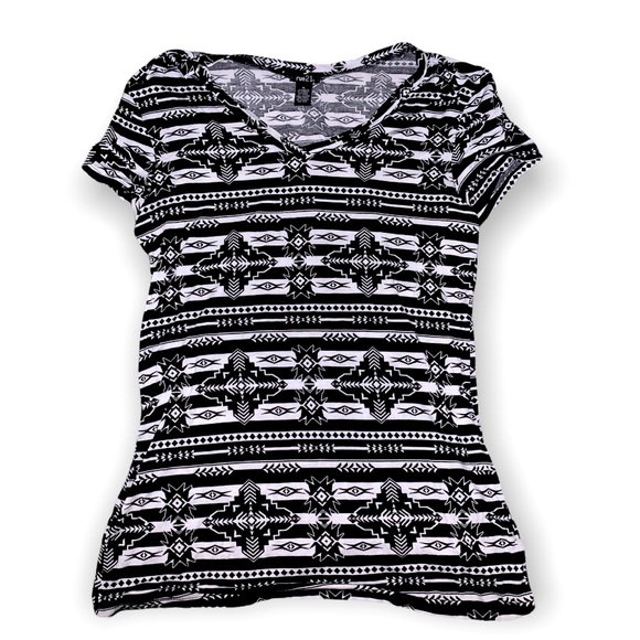 Rue21 Tops - RUE21 Black & White Graphic Print Women’s Tee